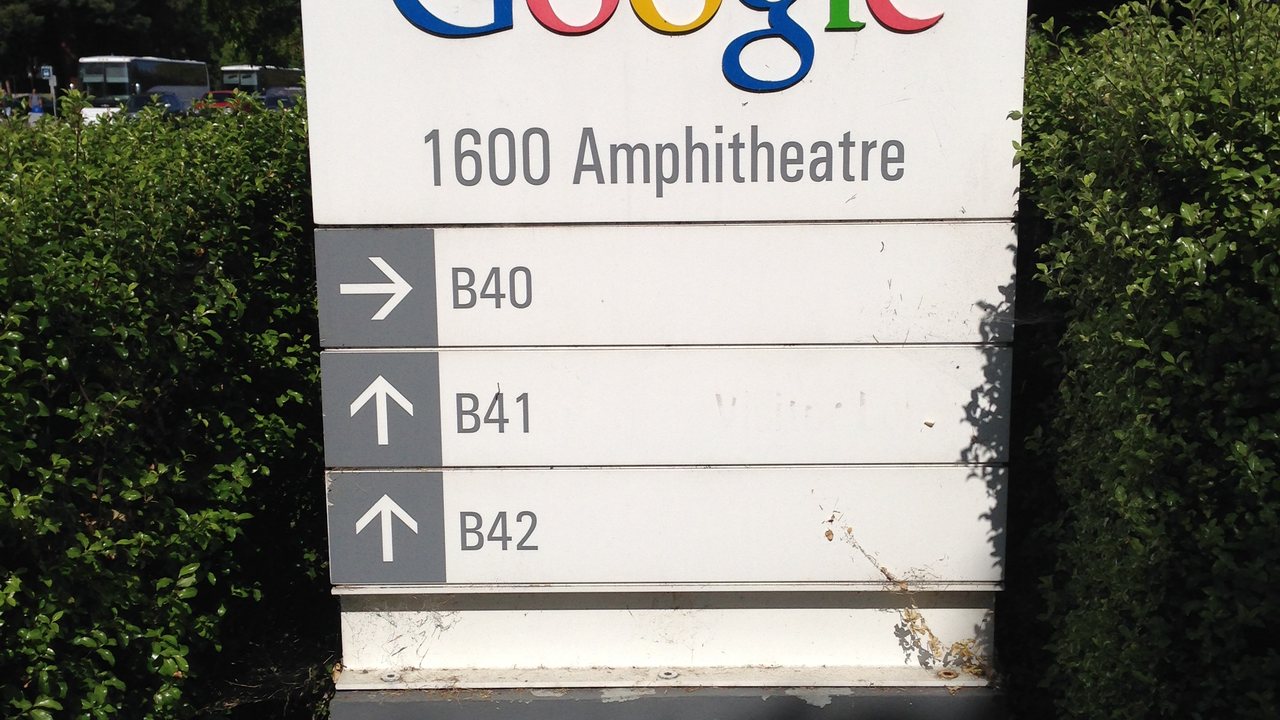 Biển chỉ dẫn tại khuôn viên Google 1600 Amphitheatre - AI Overviews của Google là nơi FAQ chuẩn dễ được trích dẫn nhất