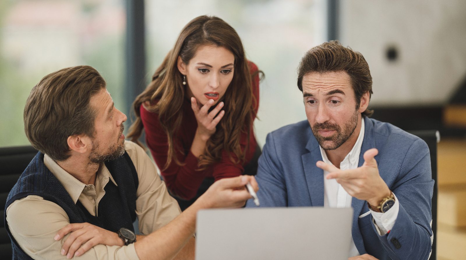 Nhóm người trao đổi công việc bên laptop, minh hoạ AI Agent hỗ trợ tư vấn và ra quyết định