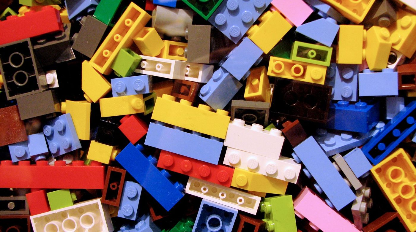 Case study: LEGO từ bờ vực phá sản đến hồi sinh