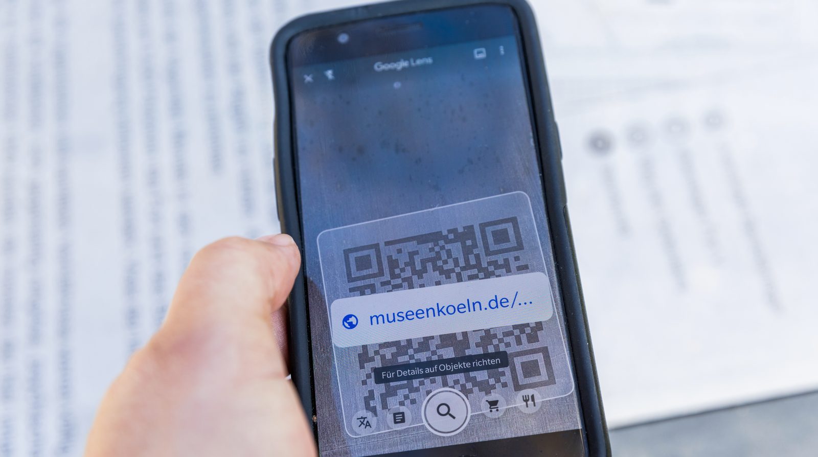 Khách quét mã QR bằng điện thoại